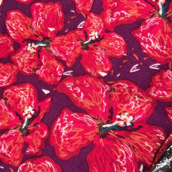 ❌(stolen)
 LulaRoe Hibiscus 🌺 leggings - Picture 3 of 6